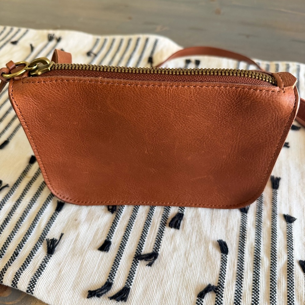 Madewell the simple pouch belt bag. Elegant Tan Leather.